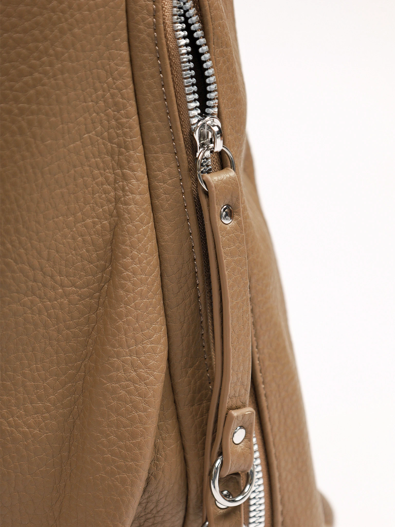 Сумка-шоппер  с боковыми карманами и декоративными пуллерами в ассортименте